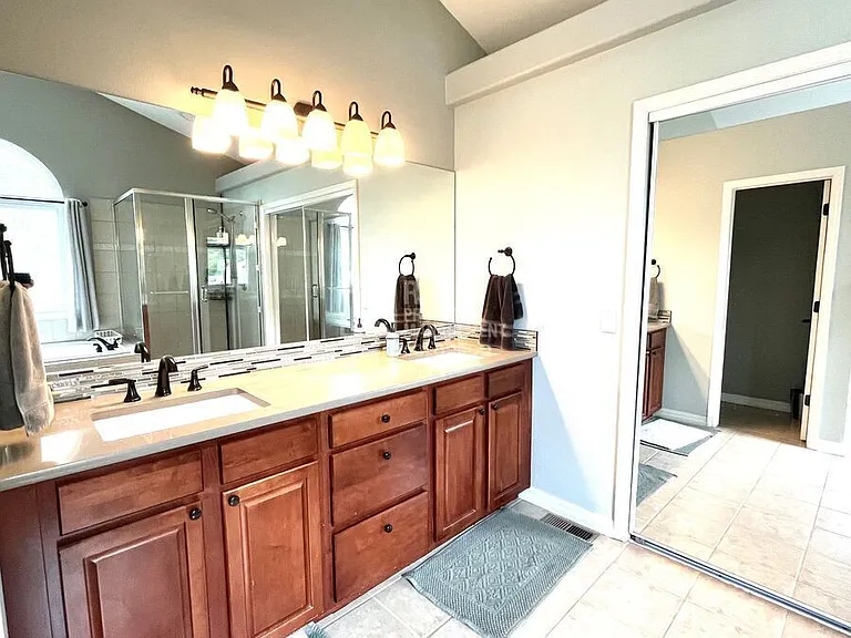 5016 Briscoglen Dr — Photo 6