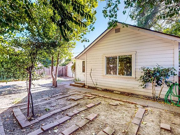 2nd image of 961 Burbank Avenue