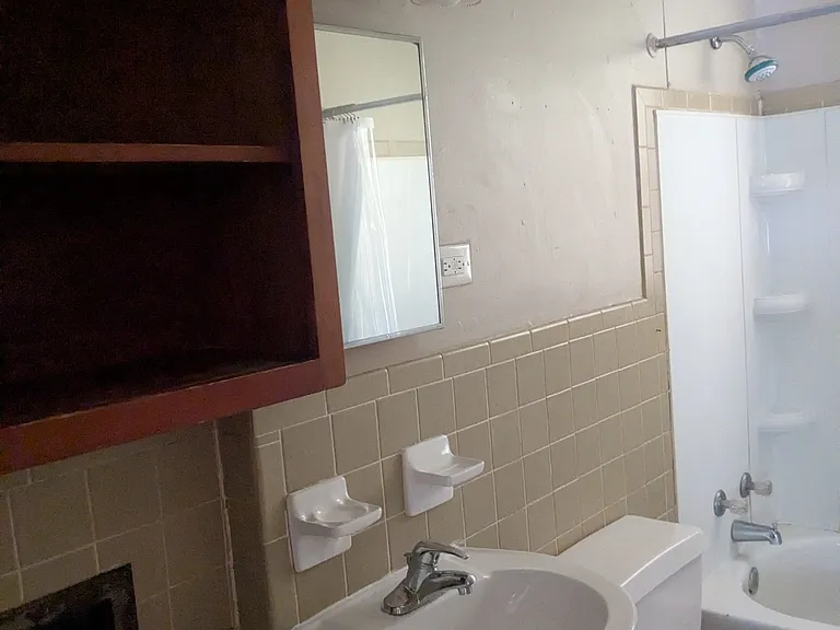 125 Whiteside St — Photo 10