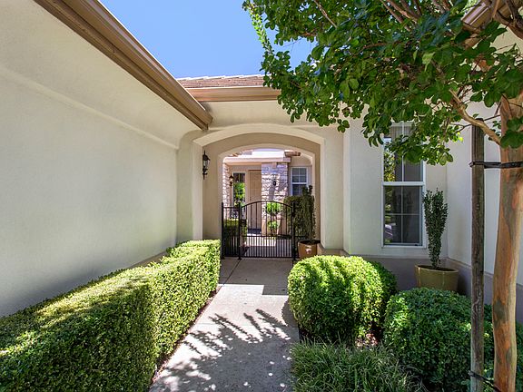 Lockable Entry Courtyard