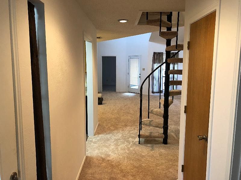 2nd image of 528 Oakridge Dr