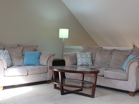 2nd image of 602 Autumn Ln