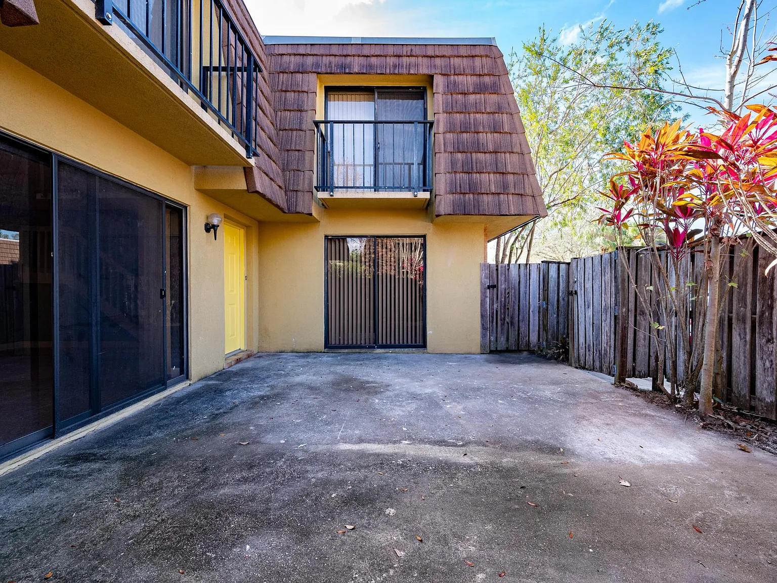 2 bed, 2.5 bath, 1285 sqft, $1,900 — Photo 3