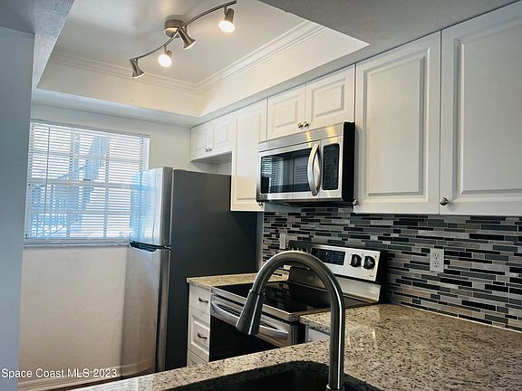 4th image of 3138 Sir Hamilton Cir #4