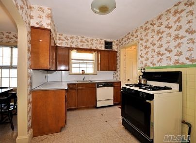3rd image of 33 Amherst Ct
