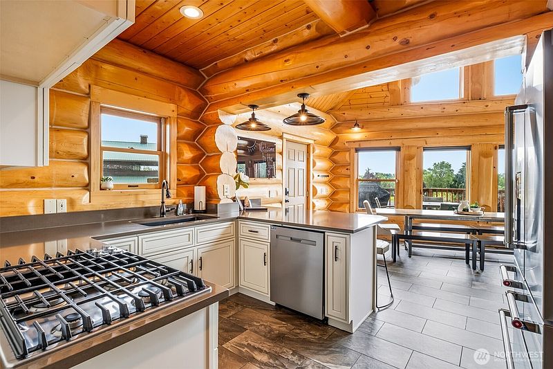 5th image of 2731 Wild Goose Road NE