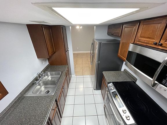 5th image of 924 Lake Destiny Rd Unit B