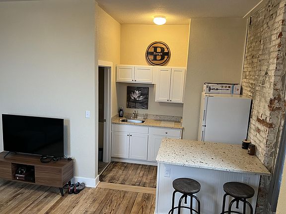 4th image of 111 1/2 N Main St #3D