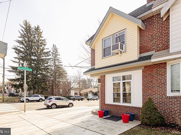 4th image of 222 Hartel Ave