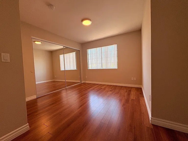 615 W Milford St — Photo 8