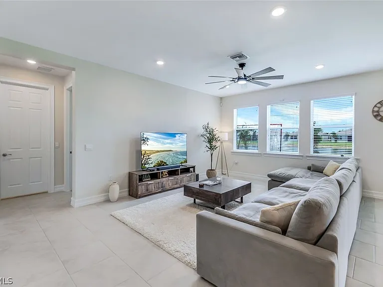 421 Coral Reef Pl — Photo 5