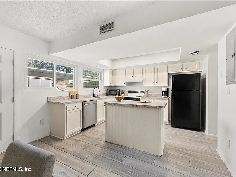 8140 Sutton Pl E — Photo 2