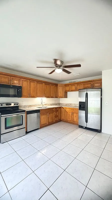 2 bed, 1.0 bath, 912 sqft, $2,000 — Photo 2