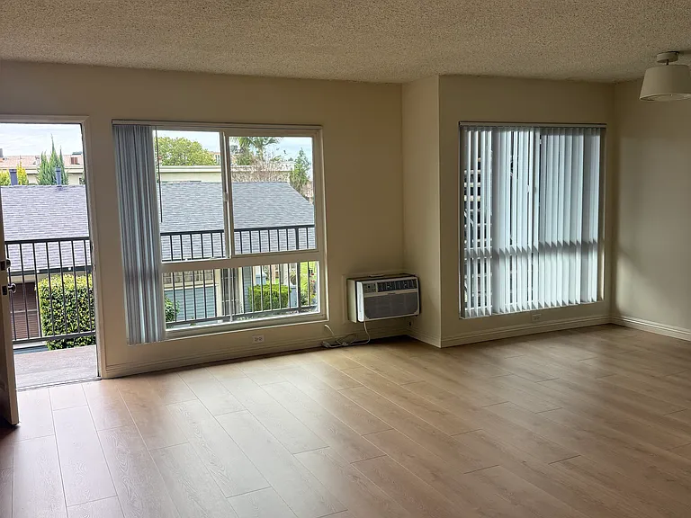 528 E Verdugo Ave #B — Photo 5