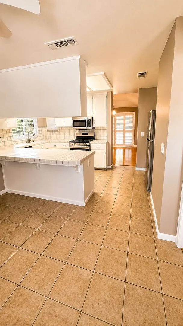 Bright & Updated 3 Bed/2.5 Bath Home in Woodward Lake Pet Friendly with Pool! — Photo 4