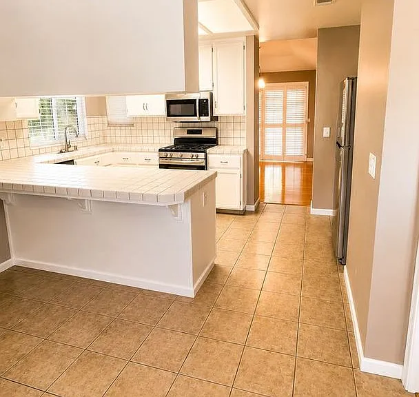 802 E Catalina Cir — Photo 4