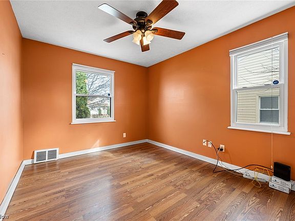 4th image of 29116 Edgewood Dr
