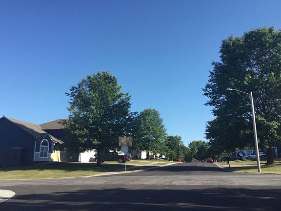4th image of 836 SW Country Hill Dr
