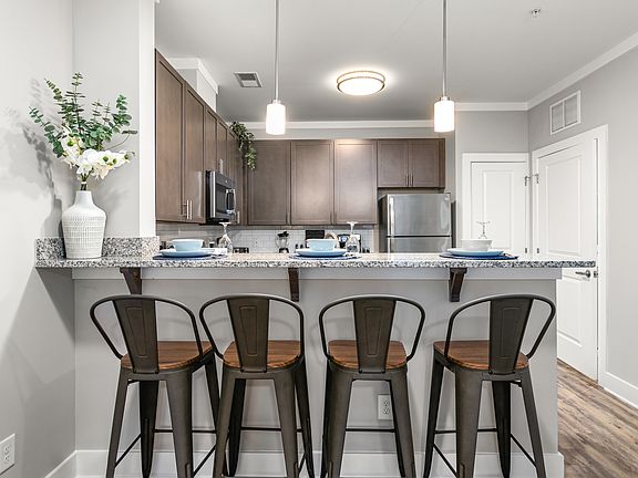5th image of 524 Carowill Dr #202
