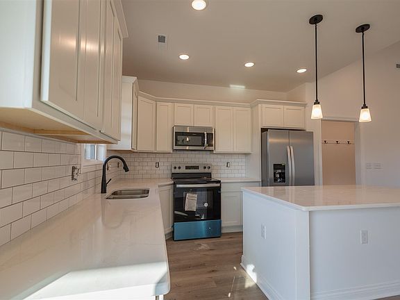 4th image of 2661 Cedrus Ave