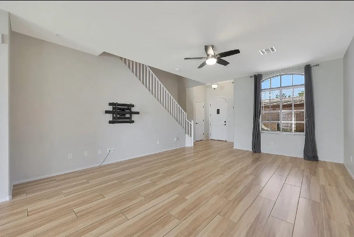 5 bed, 2302 sqft, $3,400 — Photo 4