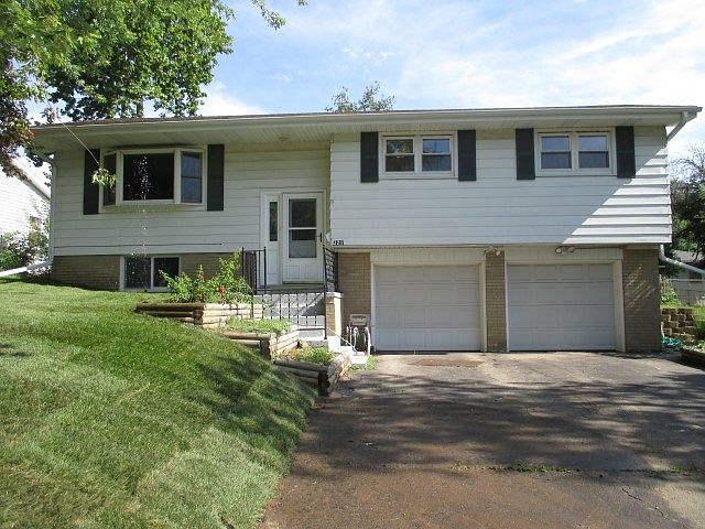 1st image of 2211 W Overhill Rd