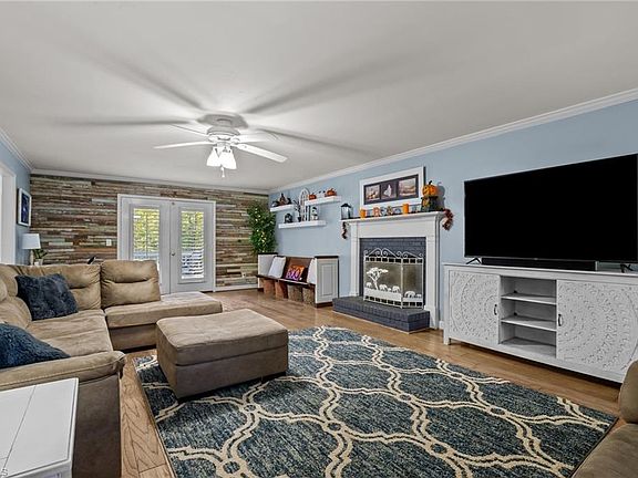 4th image of 3901 Waterside Dr