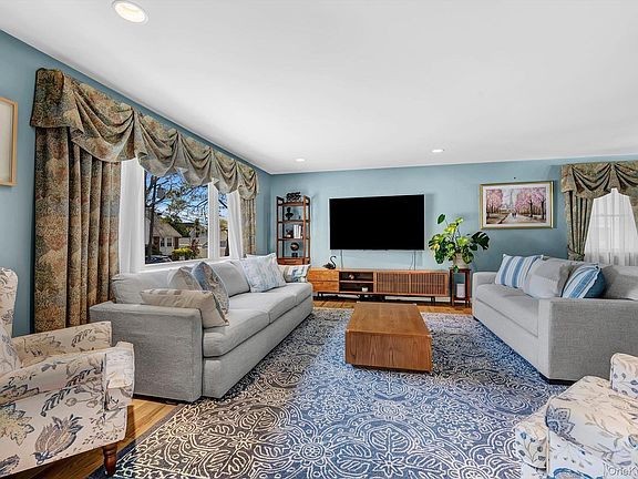 2nd image of 2137 3rd Avenue