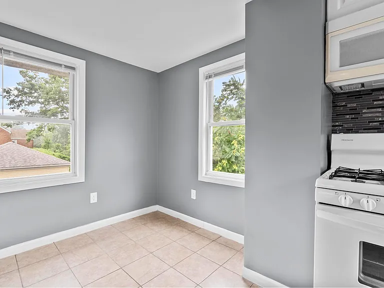 287 Crown St #2 — Photo 9