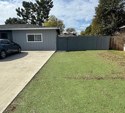 Long driveway for easy parking