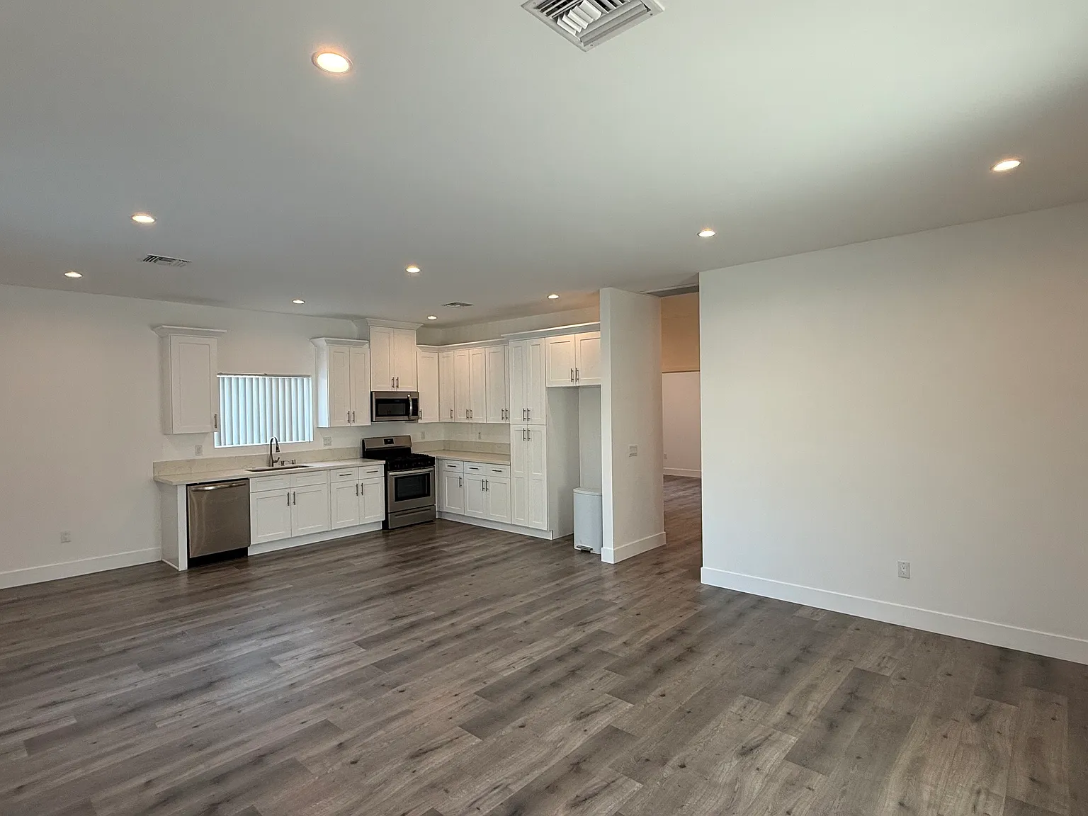 2 bed, 1000 sqft, $3,800 — Photo 2