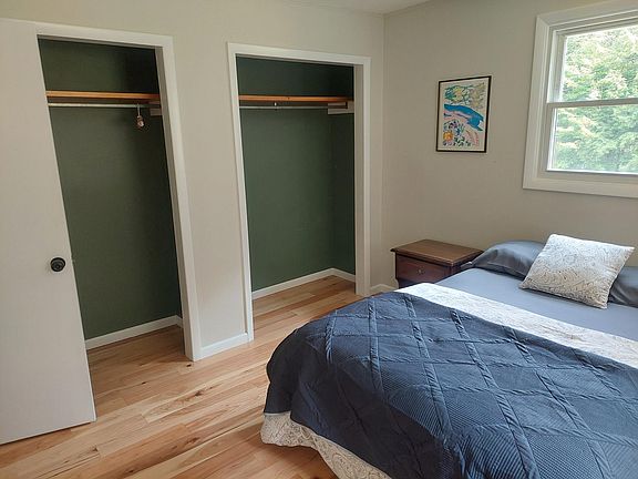 Furnished bedroom -- memory foam Full sized bed.