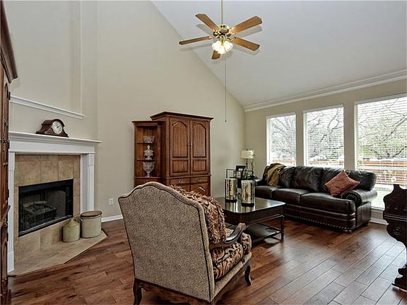 4th image of 2700 Loyaga Dr