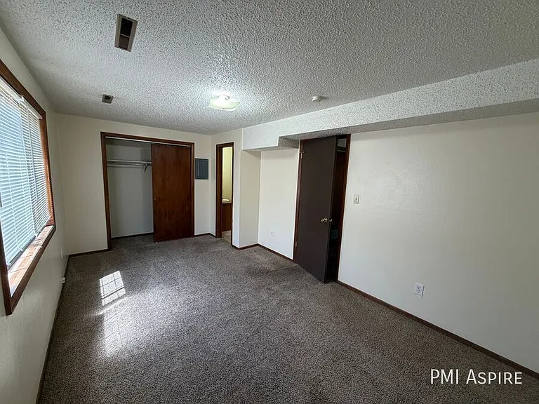 1924 Meadow Dr #5 — Photo 5