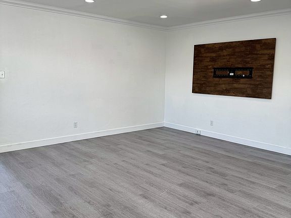 3rd image of 1327 N Kenwood St #1325