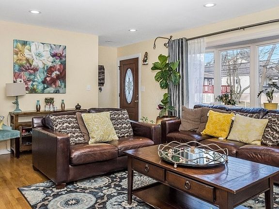 5th image of 7 Van Ness Ct #1