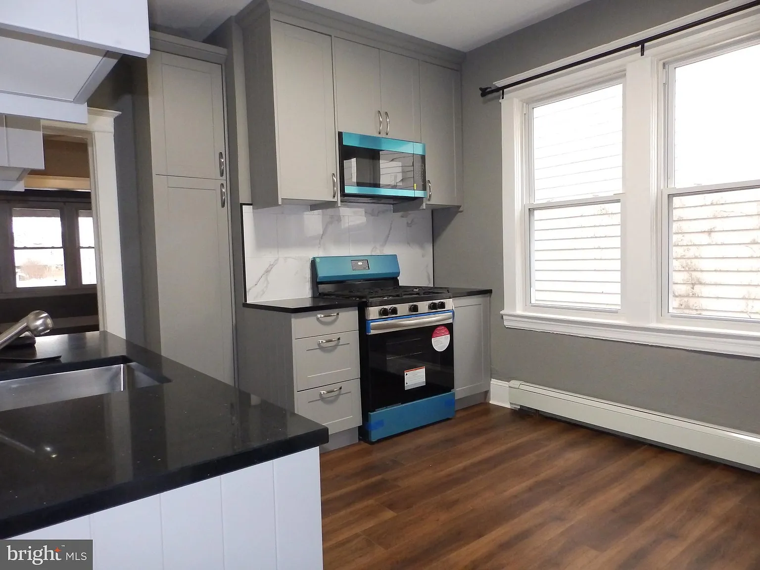 2 bed, 1.0 bath, 900 sqft, $3,200 — Photo 3