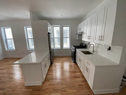 Rented by Premier Metro Realty Corp | media 12