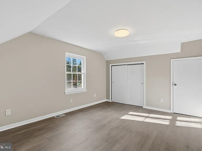 221 Oak Ln — Photo 29