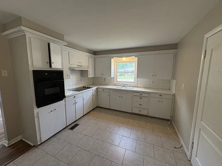 224 Pine Ave — Photo 3
