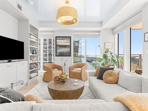 5th image of 133 Seaport Blvd Unit 722
