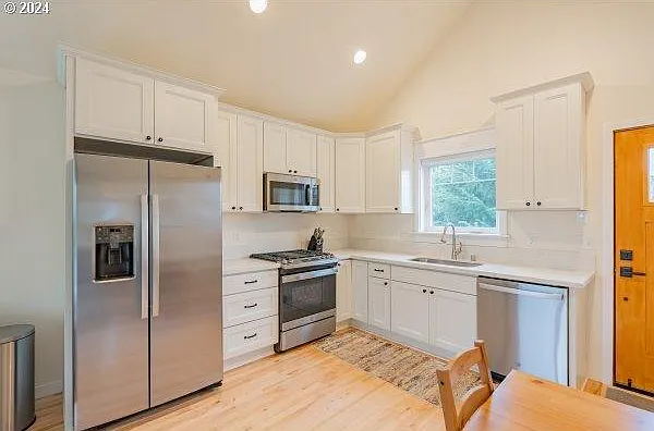 313 W 17th St — Photo 4