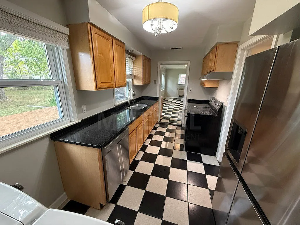 3 bed, 1.0 bath, 1594 sqft, $1,950 — Photo 3