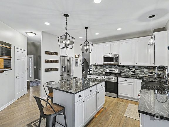 4th image of 437 Raintree Dr