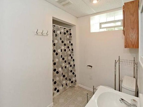 4th image of 383 Saint Albans St N #2