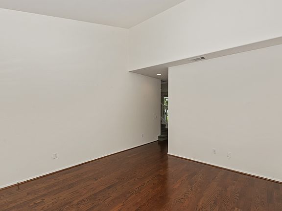 5th image of 2845 Parksquare Way