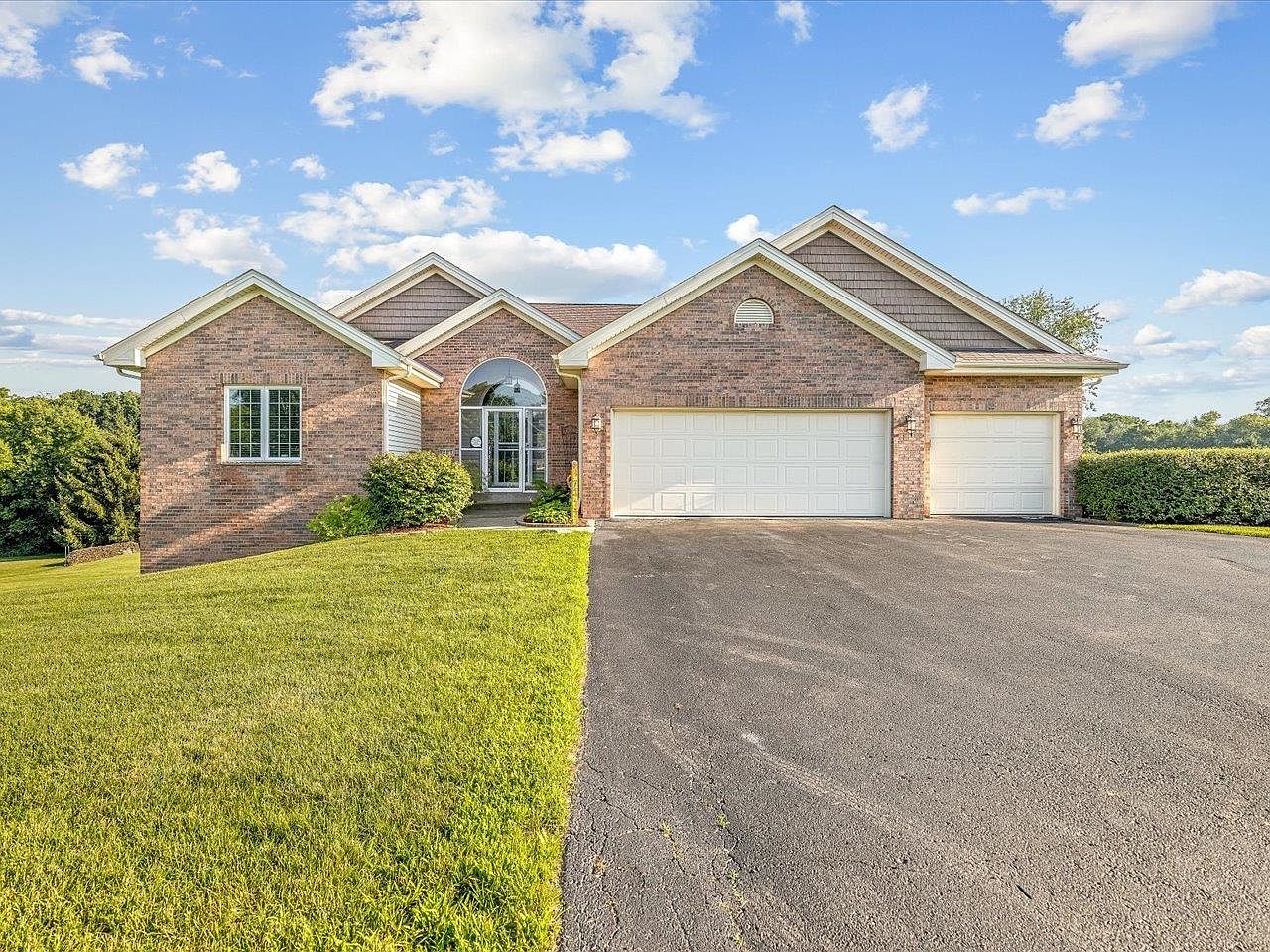 7227 Hawthorne Rdg, Roscoe, IL 61073 | Zillow