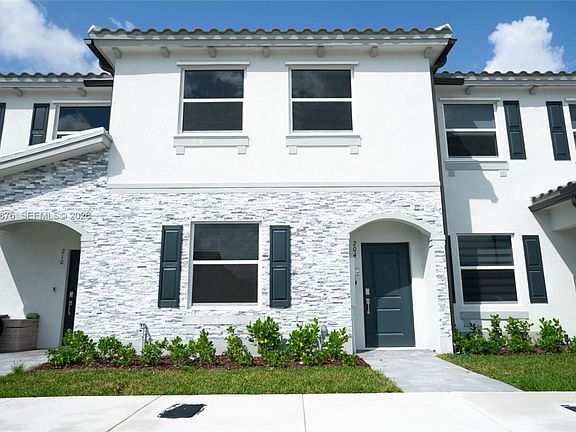 4th image of 204 SE 10th Ct #204