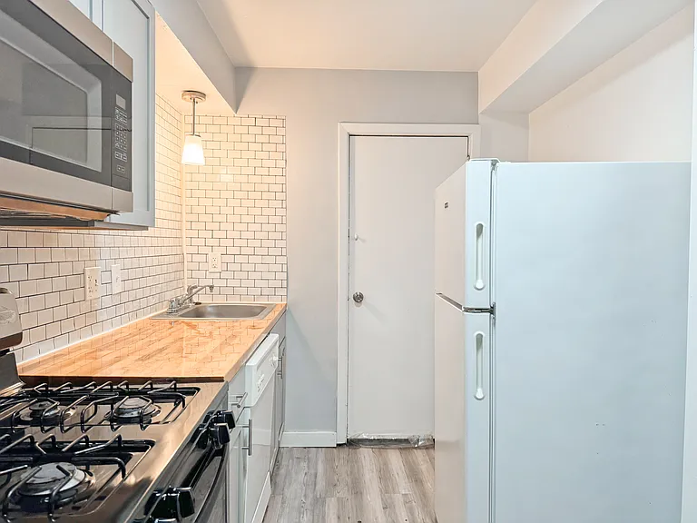 5735 Hobart St #1 — Photo 14