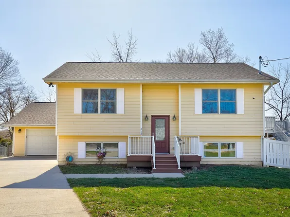 216 Walnut Dr, Martensdale, IA 50160